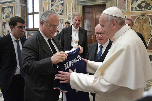 Pope_Francis_meets_with_Italian_Cup_fina