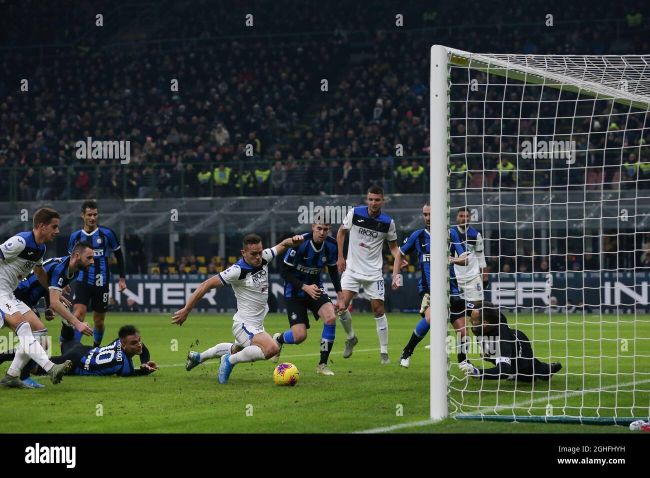 rafael-toloi-of-atalanta-goes-down-in-the-penalty-area-following-contact-with-lautaro-martinez-of-inter-referee-gianluca-rocchi-only-gave-a-corner-kick-following-strong-appeals-from-the-atalanta-players-during-the-.jpg