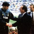 Вальтер Дзенга получает приз Лучший вратарь мира - сезона 1990-91 г.г.