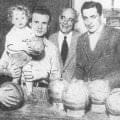 Совсем еще маленький Сандро Маццола на руках своего легендарного отца - Валентино. фото середины 40-х годов